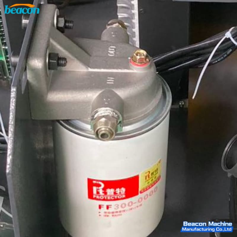 Diesel filter element with mounting bracket Diesel filter element with mounting bracket