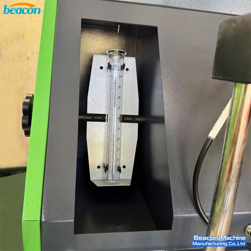 Detalle de la probeta graduada de alta precisión para el monitoreo del retorno de combustible.