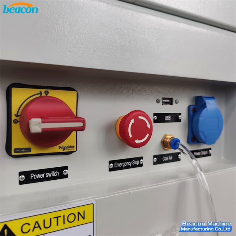 Detalle del panel de control auxiliar de la máquina BC-NJ con interruptor principal Schneider, parada de emergencia y puerto USB.