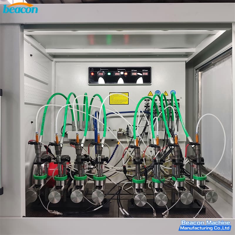 Cámara de ensayo reforzada con ocho inyectores common rail montados simultáneamente con líneas de combustible de alta presión.