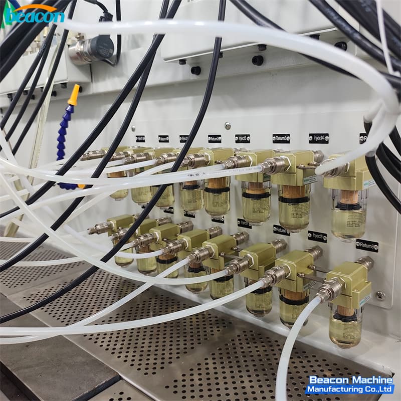Conexiones de mangueras de alta presión reforzadas y pantalla digital de alimentación DC dentro del área de prueba.