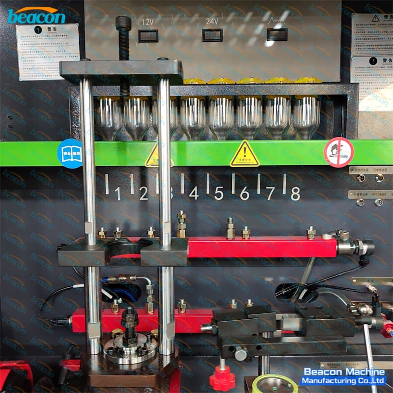 Detalle del terminal táctil industrial con software de diagnóstico diésel multimarca y botonera de control.