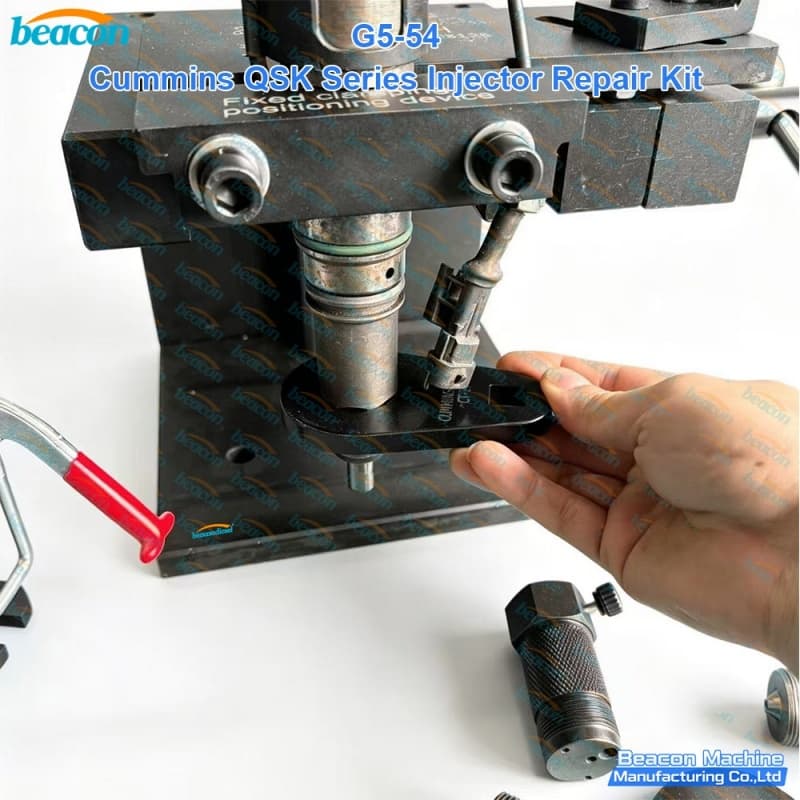 Soporte vertical de desmontaje de alto par fijando un inyector industrial Cummins QSK19 para mantenimiento
